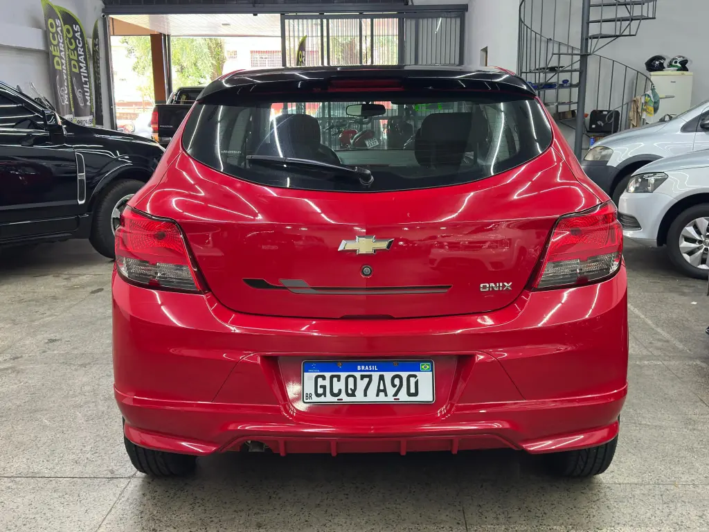 CHEVROLET Onix Hatch - Foto