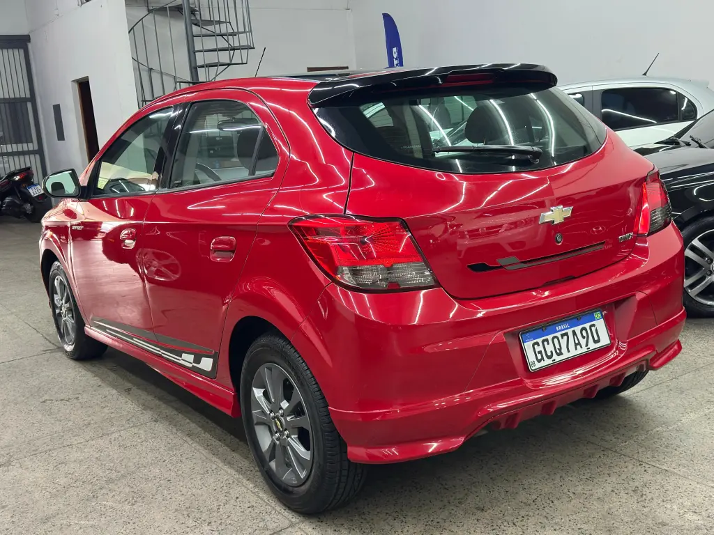 CHEVROLET Onix Hatch - Foto