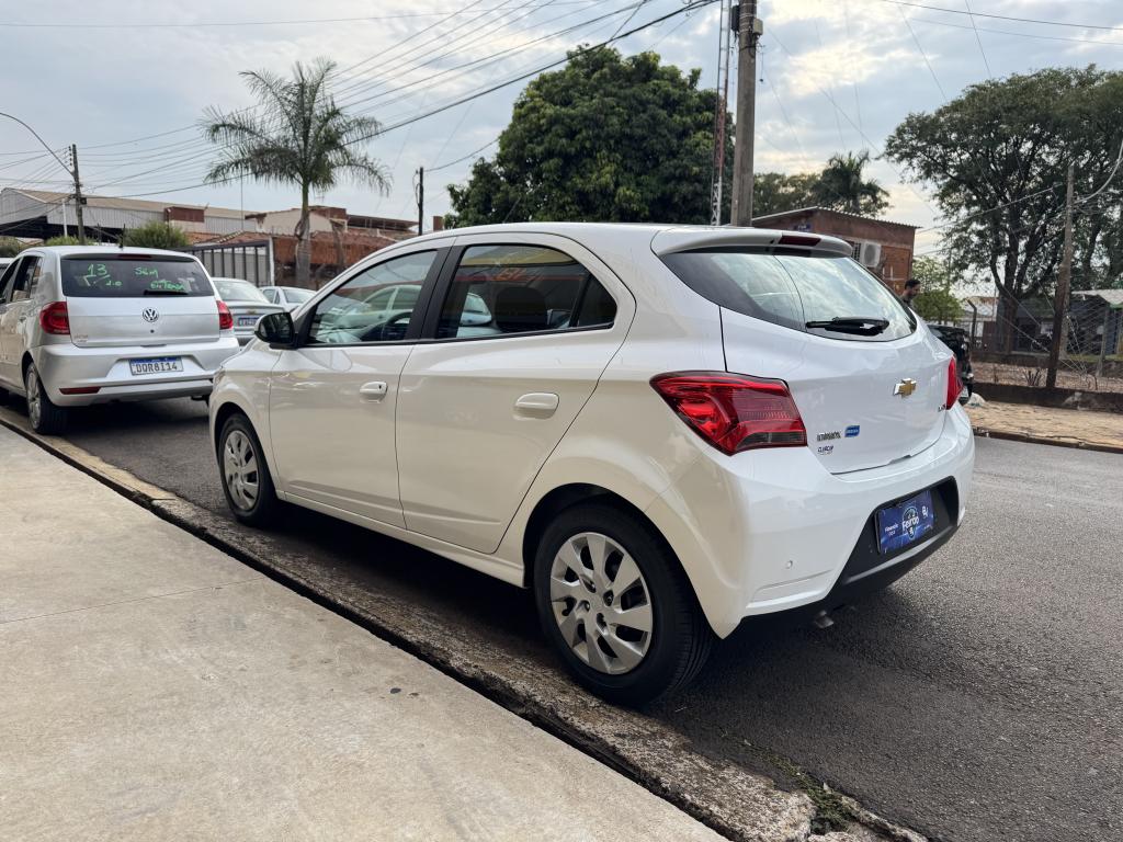 CHEVROLET Onix Hatch - Foto