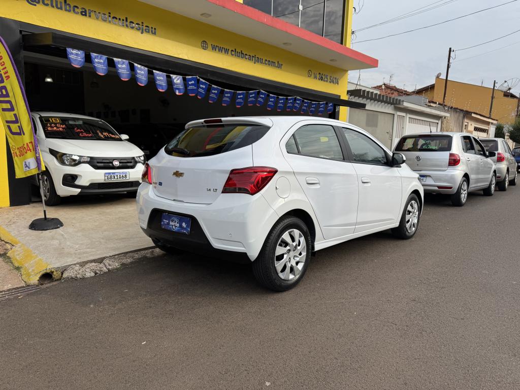 CHEVROLET Onix Hatch - Foto