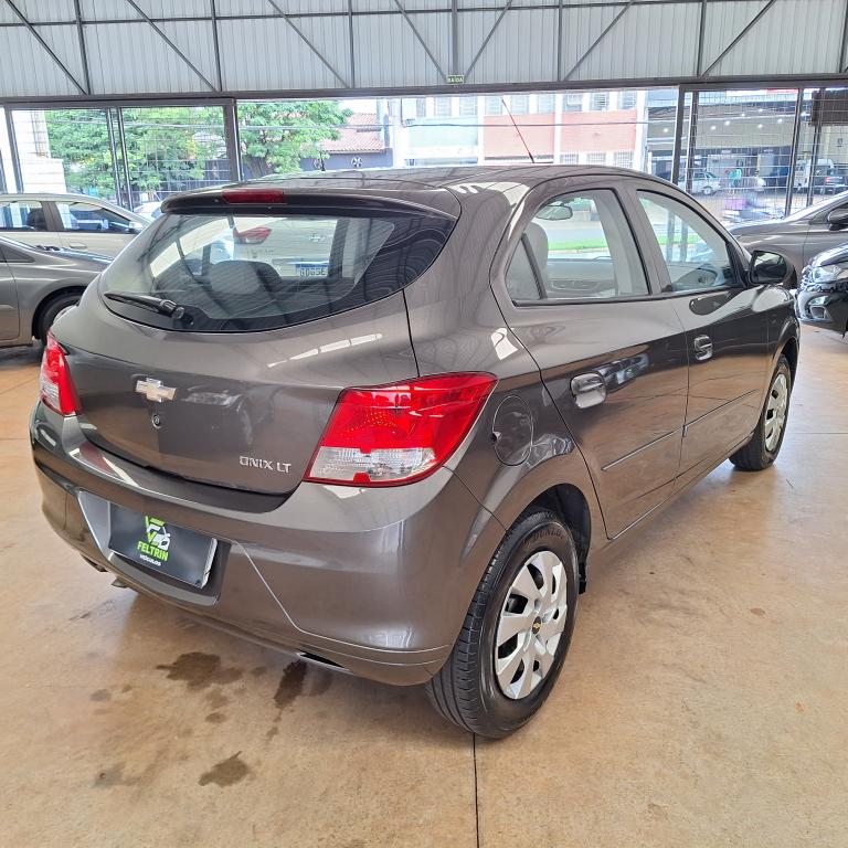 CHEVROLET Onix Hatch - Foto