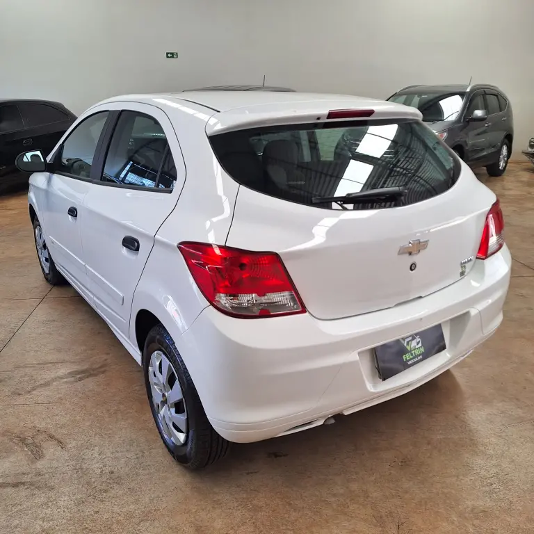 CHEVROLET Onix Hatch - Foto