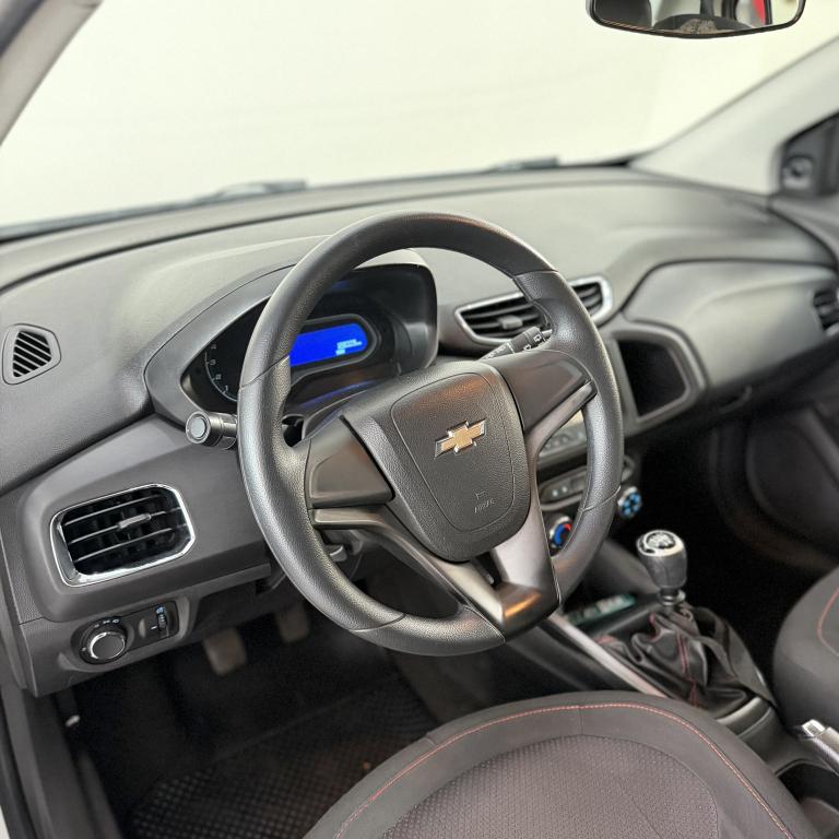 CHEVROLET Onix Hatch - Foto