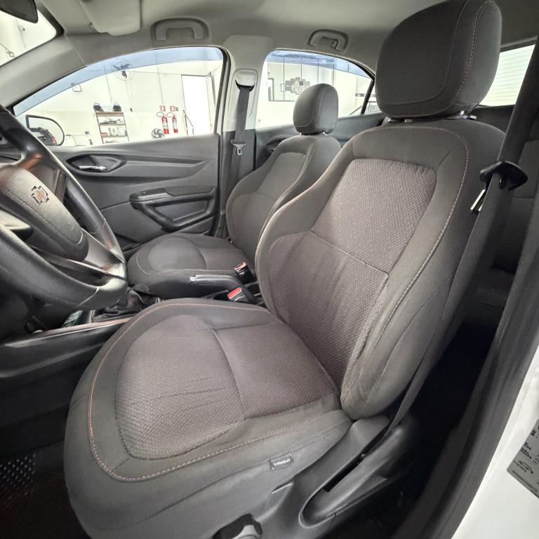 CHEVROLET Onix Hatch - Foto