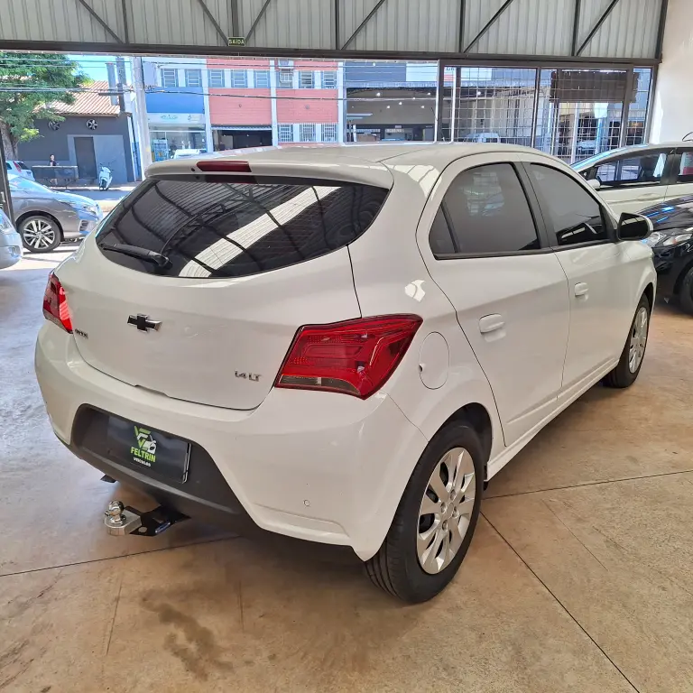 CHEVROLET Onix Hatch - Foto