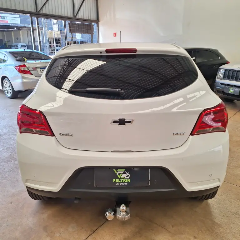 CHEVROLET Onix Hatch - Foto