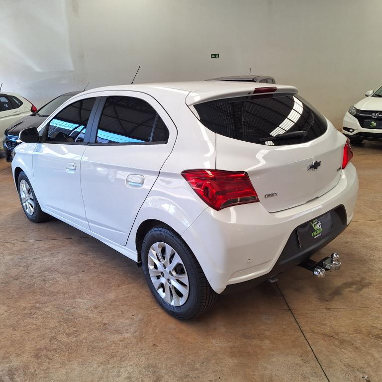 CHEVROLET Onix Hatch - Foto