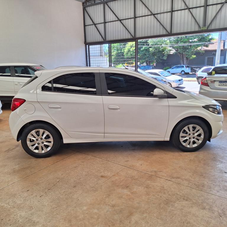 CHEVROLET Onix Hatch - Foto