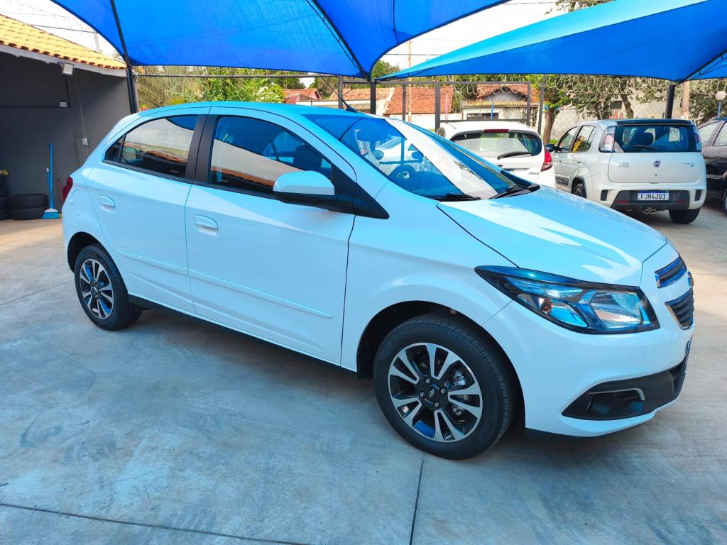 CHEVROLET Onix Hatch - Foto