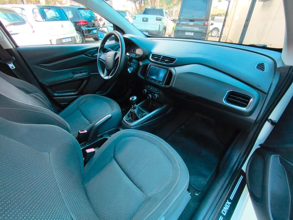 CHEVROLET Onix Hatch - Foto