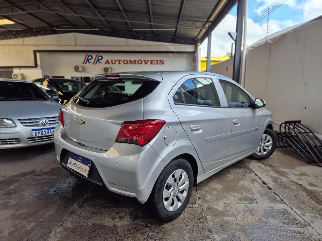 CHEVROLET Onix Hatch - Foto