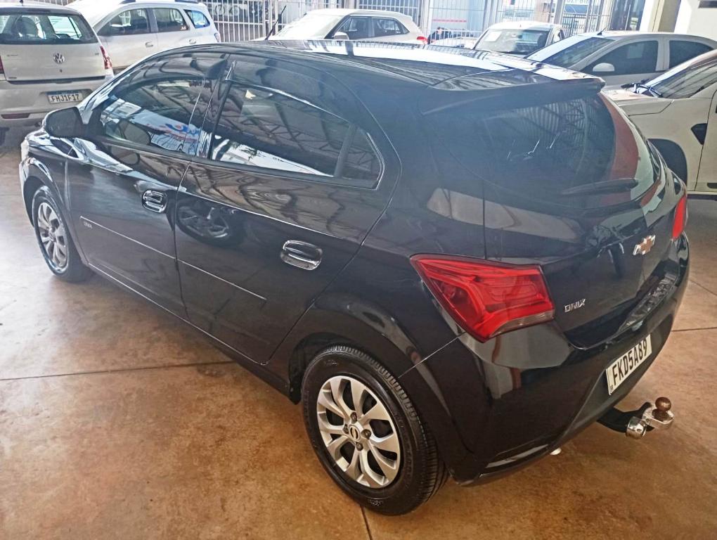 CHEVROLET Onix Hatch - Foto
