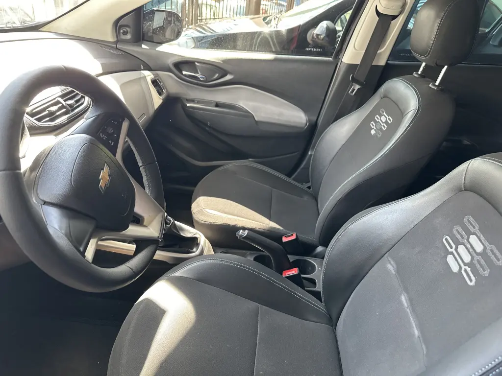 CHEVROLET Onix Hatch - Foto
