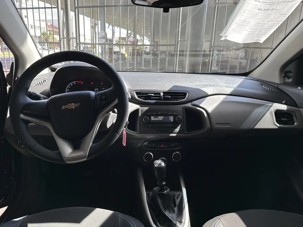 CHEVROLET Onix Hatch - Foto