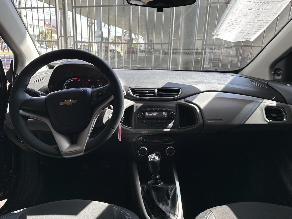 CHEVROLET Onix Hatch - Foto