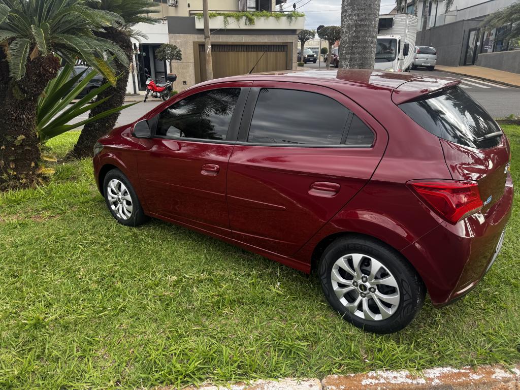 CHEVROLET Onix Hatch - Foto