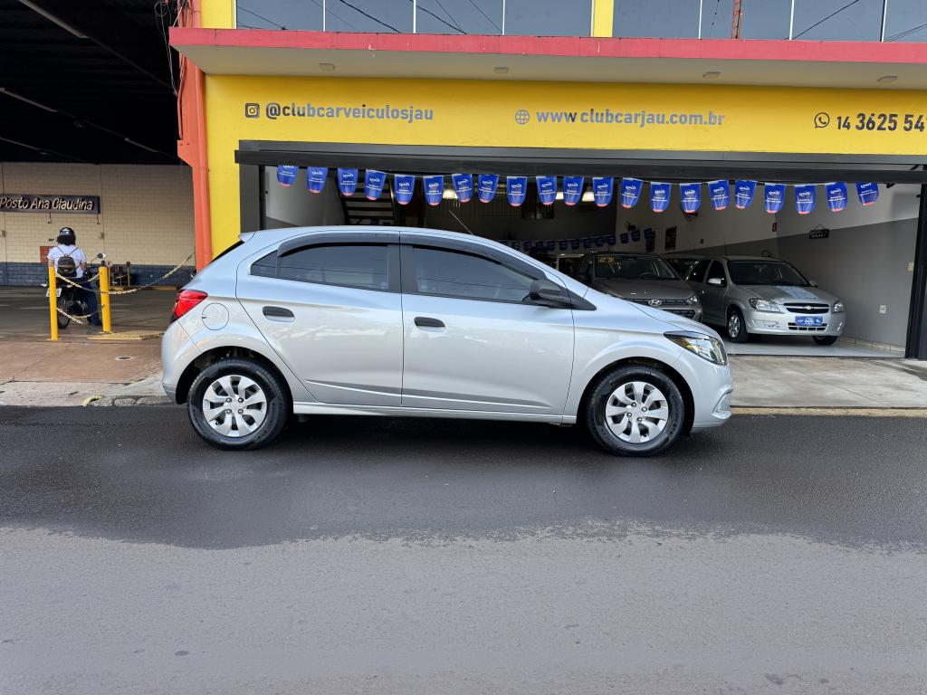 CHEVROLET Onix Hatch - Foto