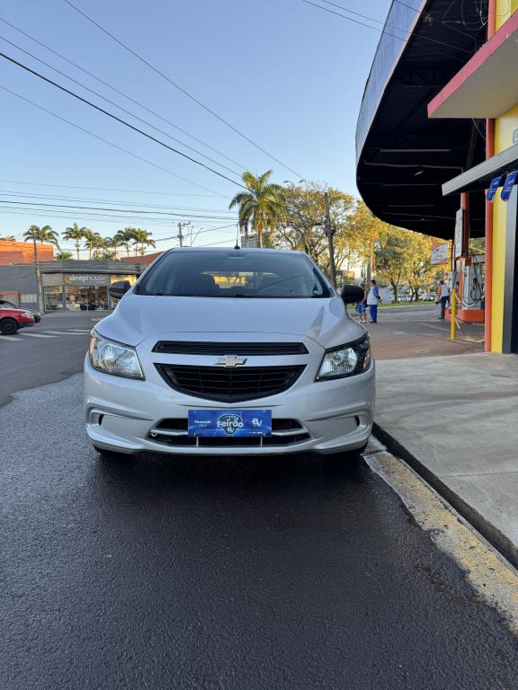 CHEVROLET Onix Hatch - Foto