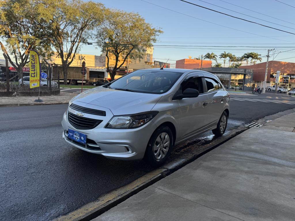 CHEVROLET Onix Hatch - Foto