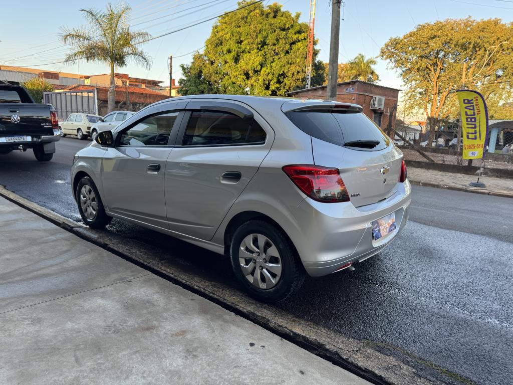 CHEVROLET Onix Hatch - Foto