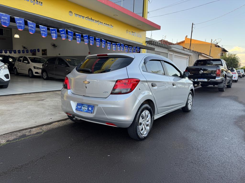 CHEVROLET Onix Hatch - Foto