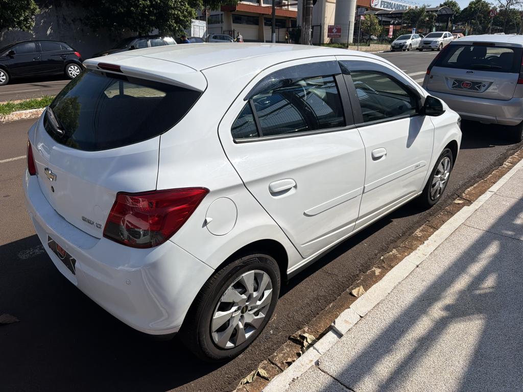 CHEVROLET Onix Hatch - Foto
