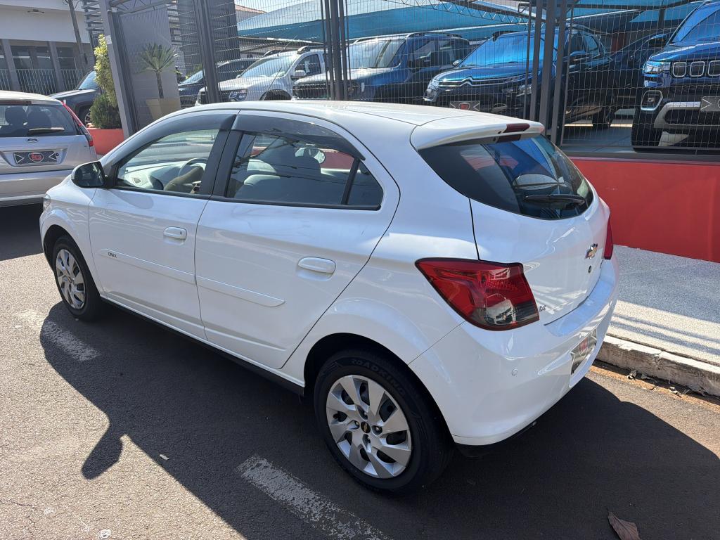 CHEVROLET Onix Hatch - Foto