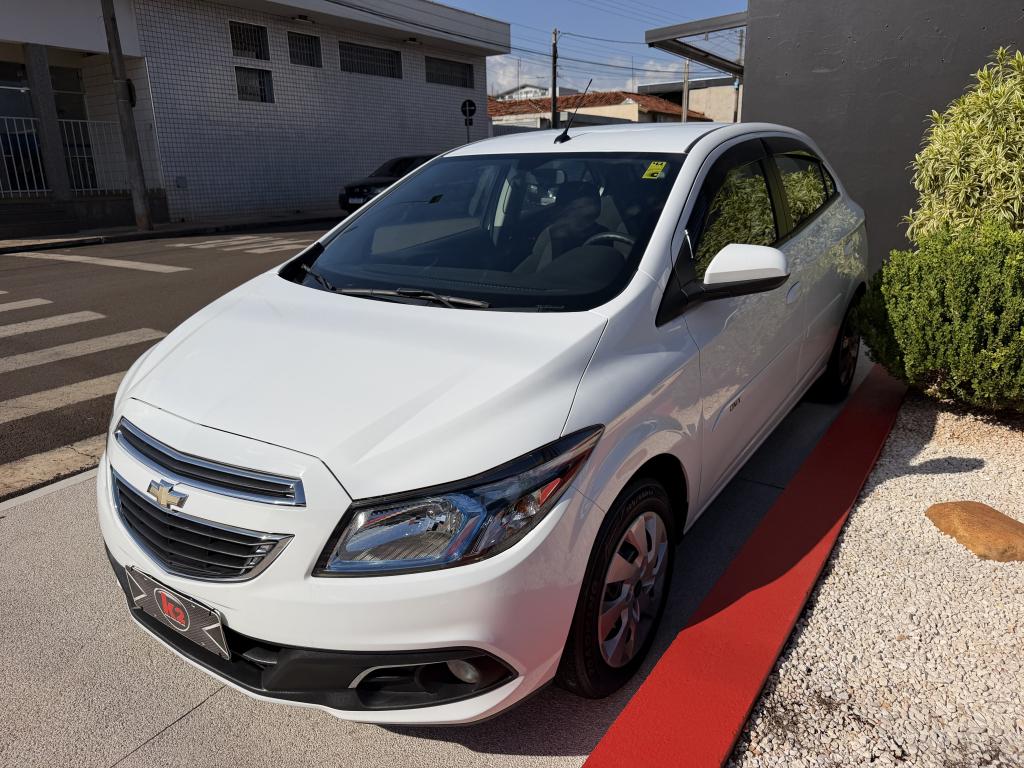 CHEVROLET Onix Hatch - Foto