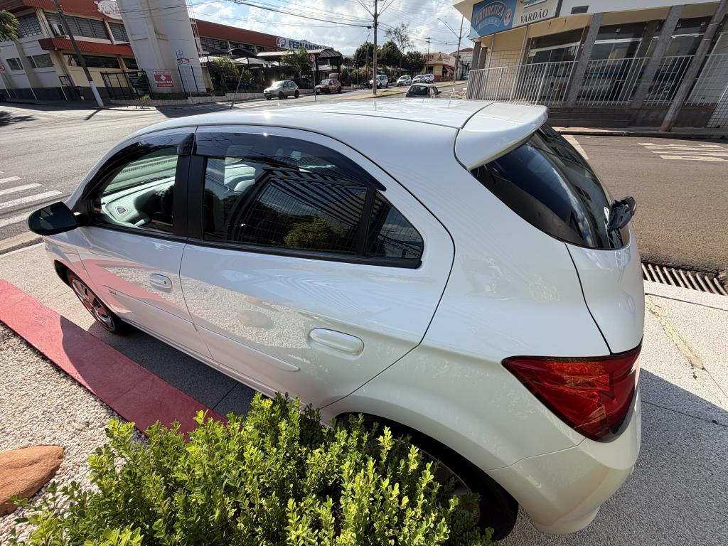 CHEVROLET Onix Hatch - Foto