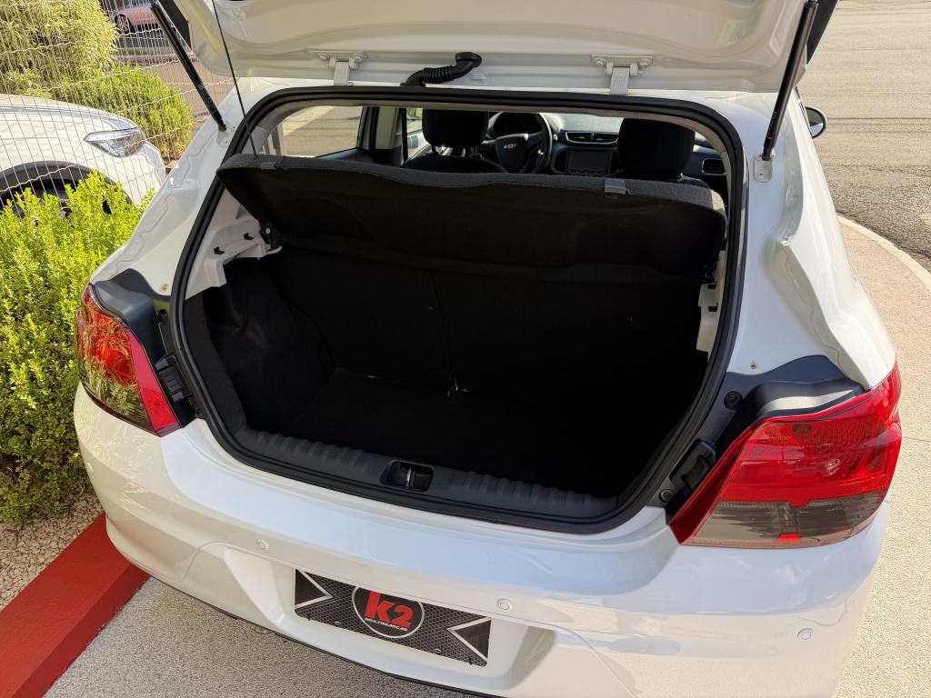 CHEVROLET Onix Hatch - Foto