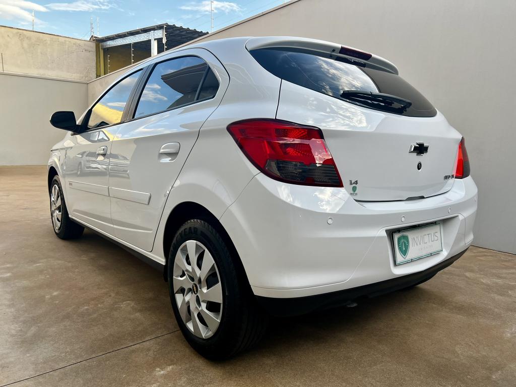 CHEVROLET Onix Hatch - Foto