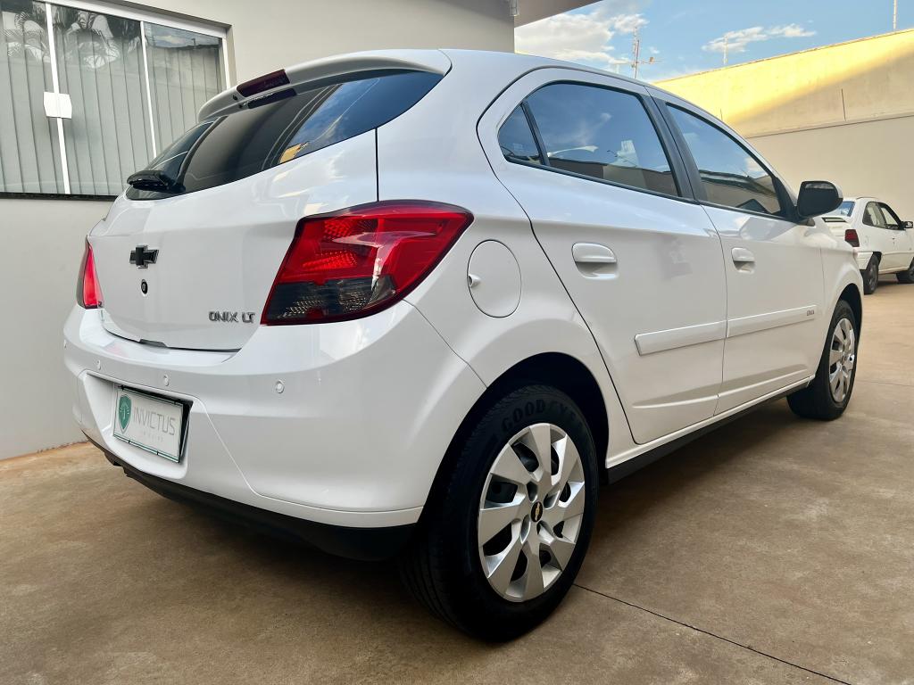 CHEVROLET Onix Hatch - Foto
