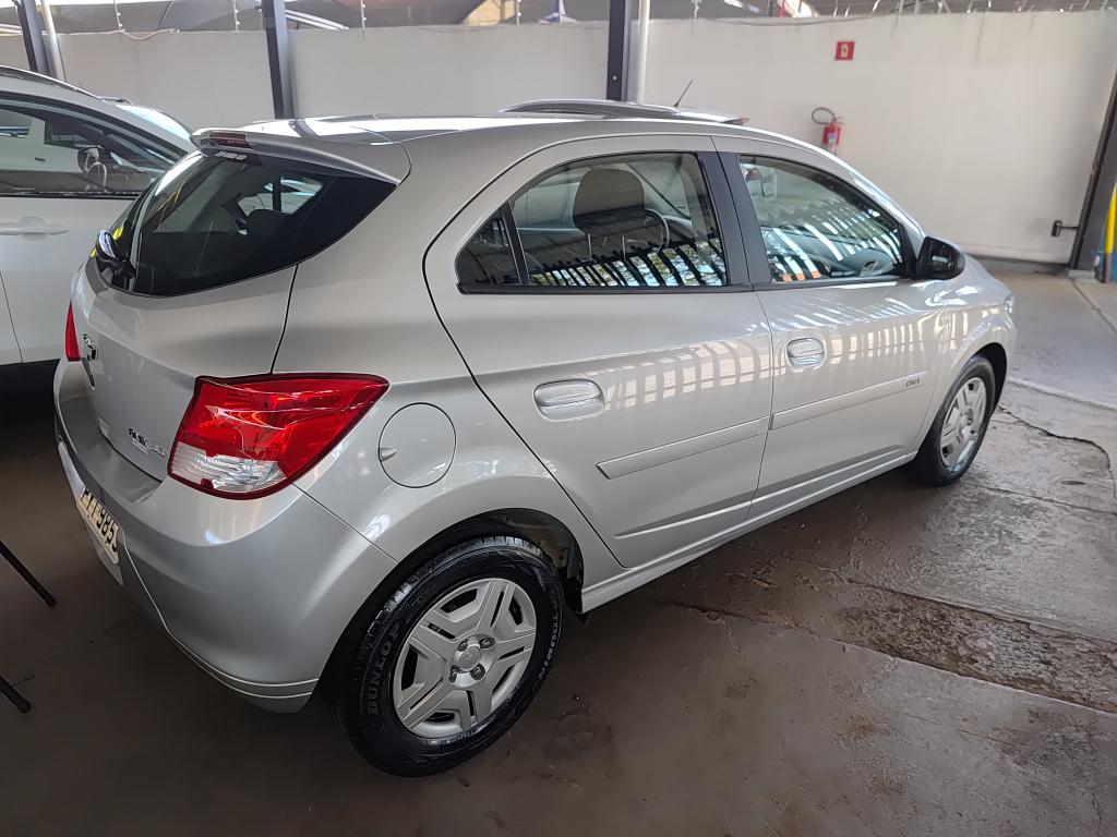 CHEVROLET Onix Hatch - Foto