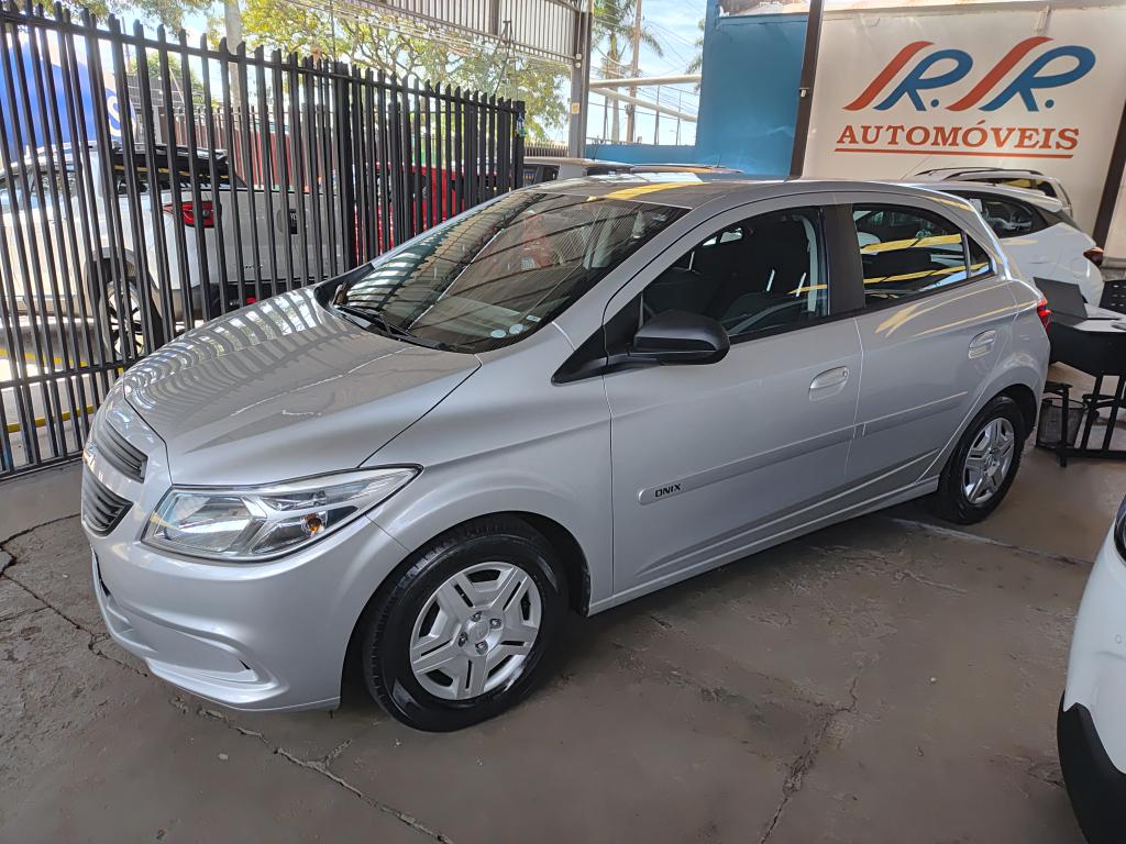 CHEVROLET Onix Hatch - Foto