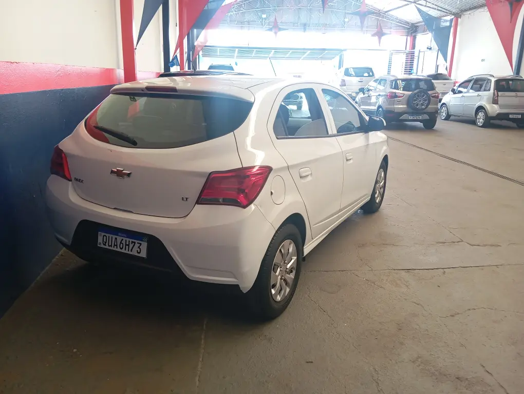 CHEVROLET Onix Hatch - Foto