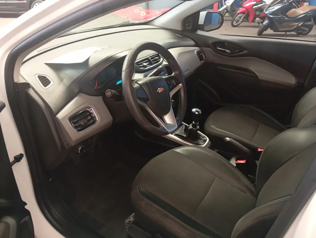 CHEVROLET Onix Hatch - Foto