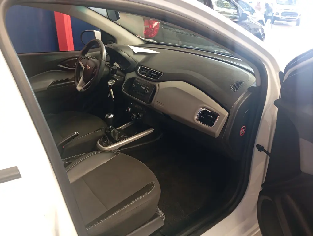 CHEVROLET Onix Hatch - Foto