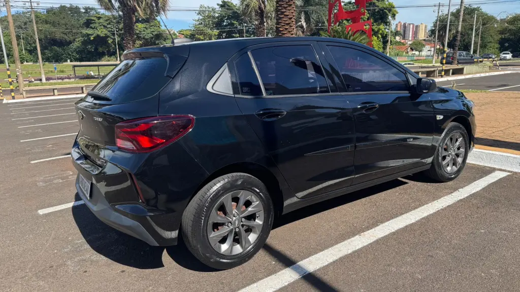 CHEVROLET Onix Hatch - Foto