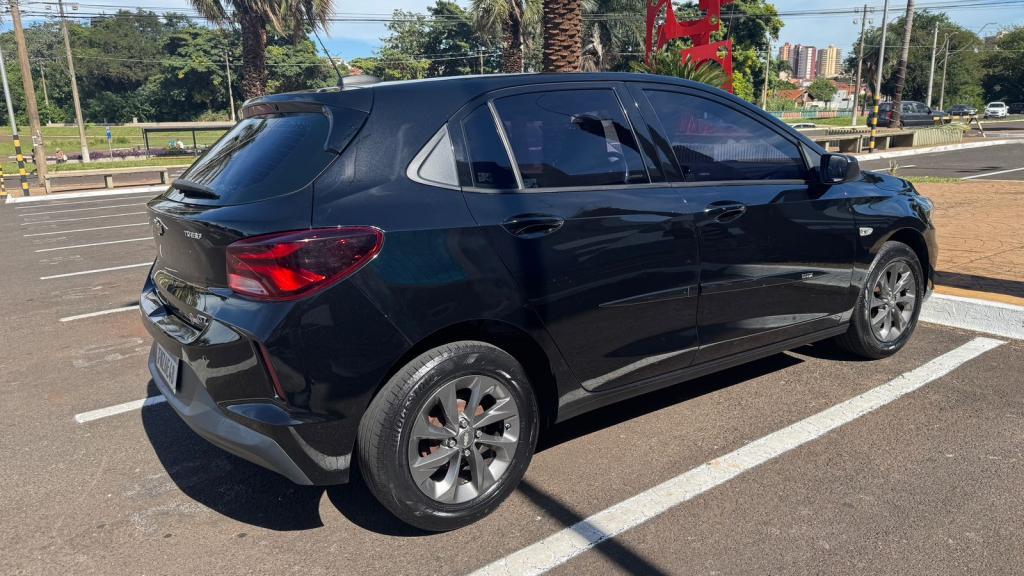 CHEVROLET Onix Hatch - Foto