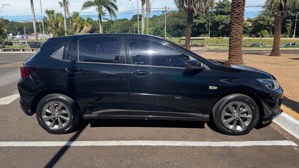 CHEVROLET Onix Hatch - Foto