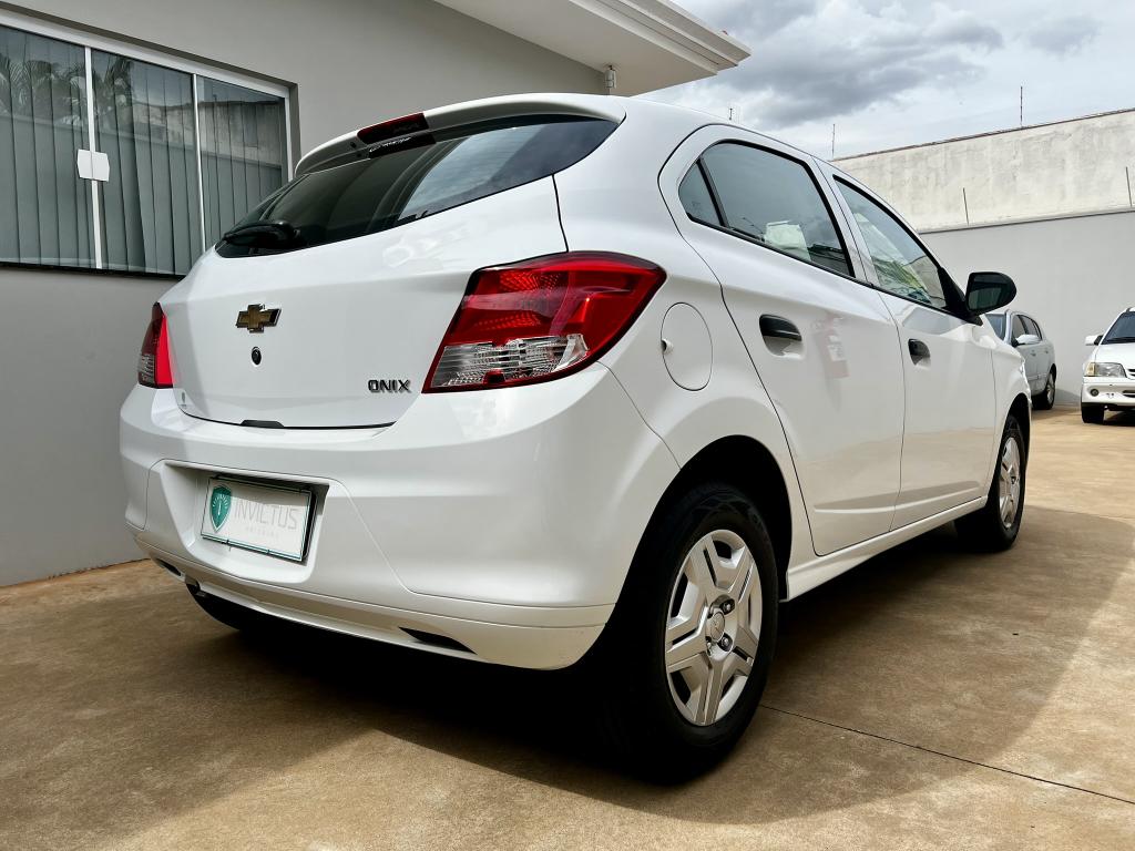 CHEVROLET Onix Hatch - Foto
