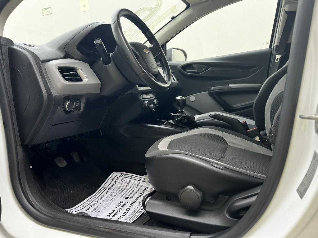 CHEVROLET Onix Hatch - Foto