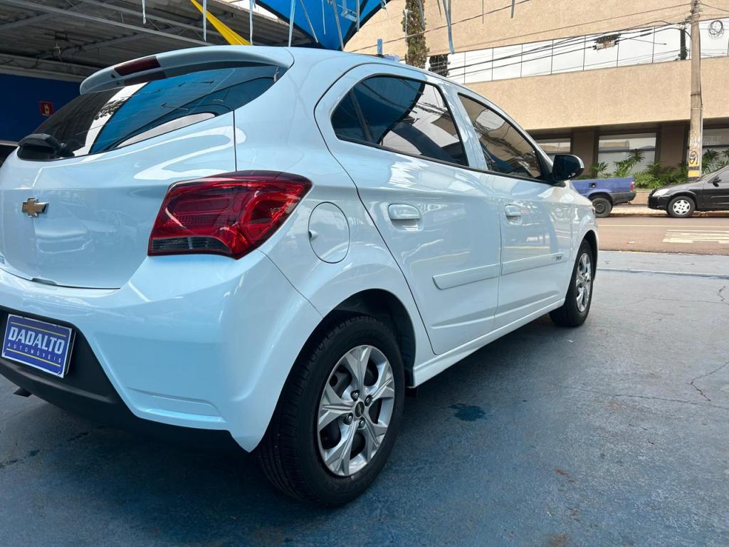 CHEVROLET Onix Hatch - Foto