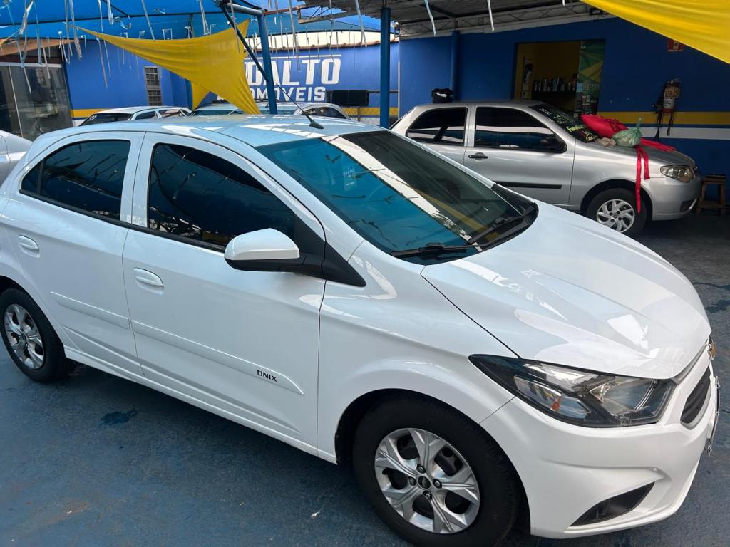 CHEVROLET Onix Hatch - Foto