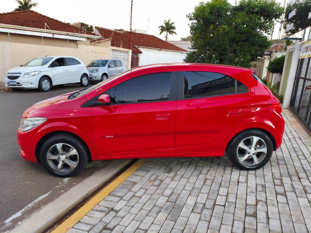 CHEVROLET Onix Hatch - Foto