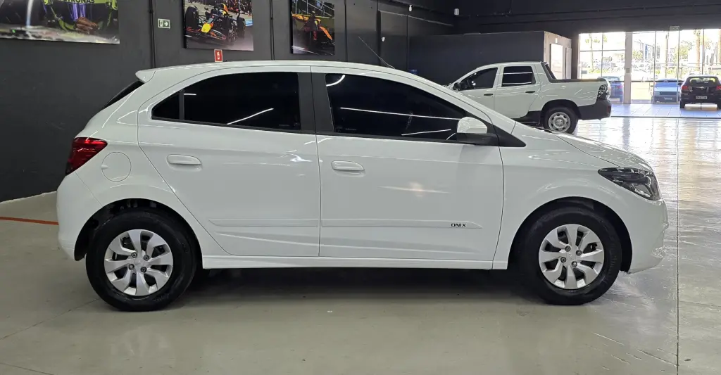 CHEVROLET Onix Hatch - Foto