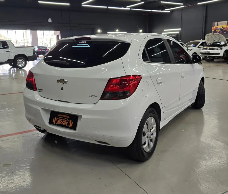 CHEVROLET Onix Hatch - Foto