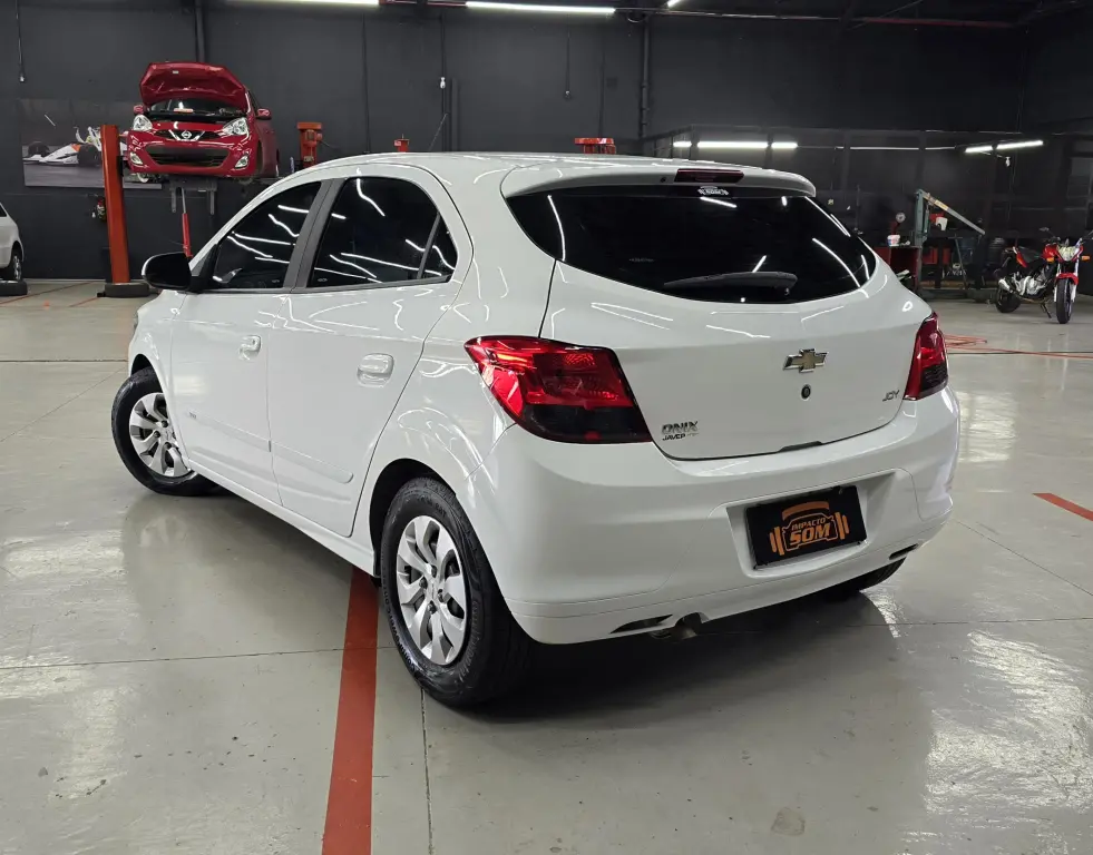 CHEVROLET Onix Hatch - Foto