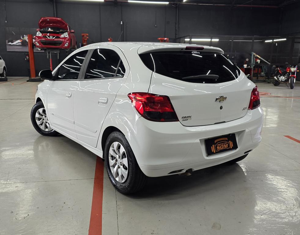 CHEVROLET Onix Hatch - Foto