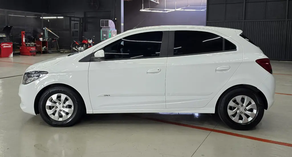 CHEVROLET Onix Hatch - Foto